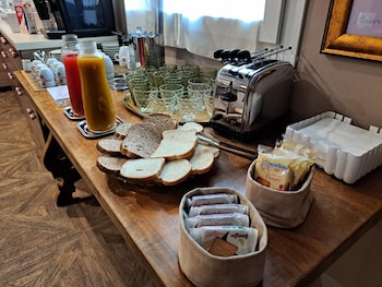 051 room and breakfast