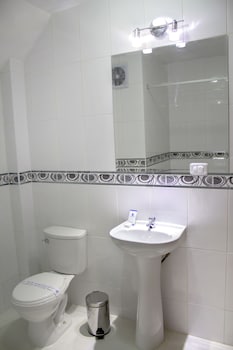 hotel manhattan inn airport