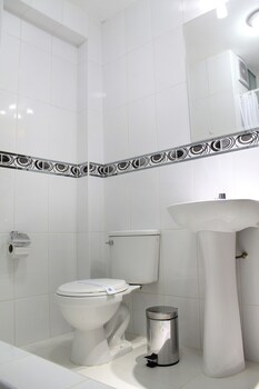 hotel manhattan inn airport