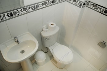 hotel manhattan inn airport