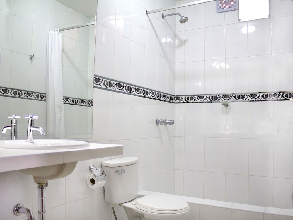 hotel manhattan inn airport