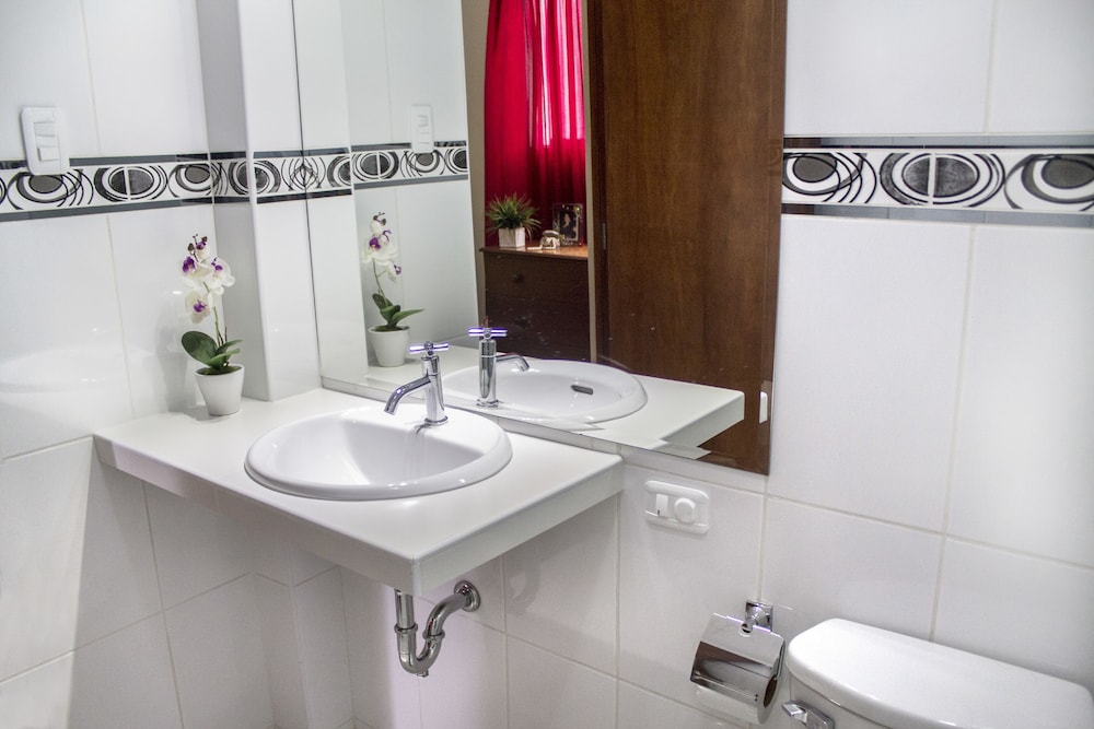 hotel manhattan inn airport