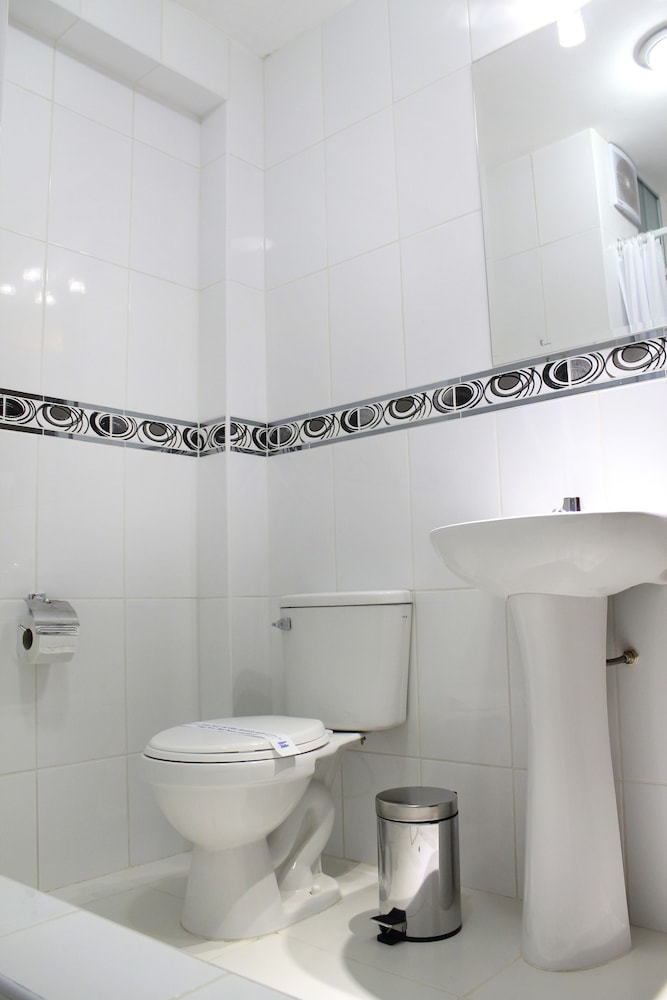 hotel manhattan inn airport