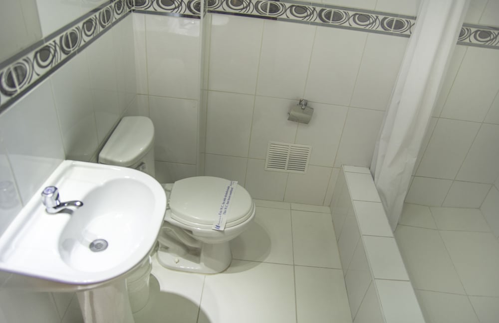 hotel manhattan inn airport