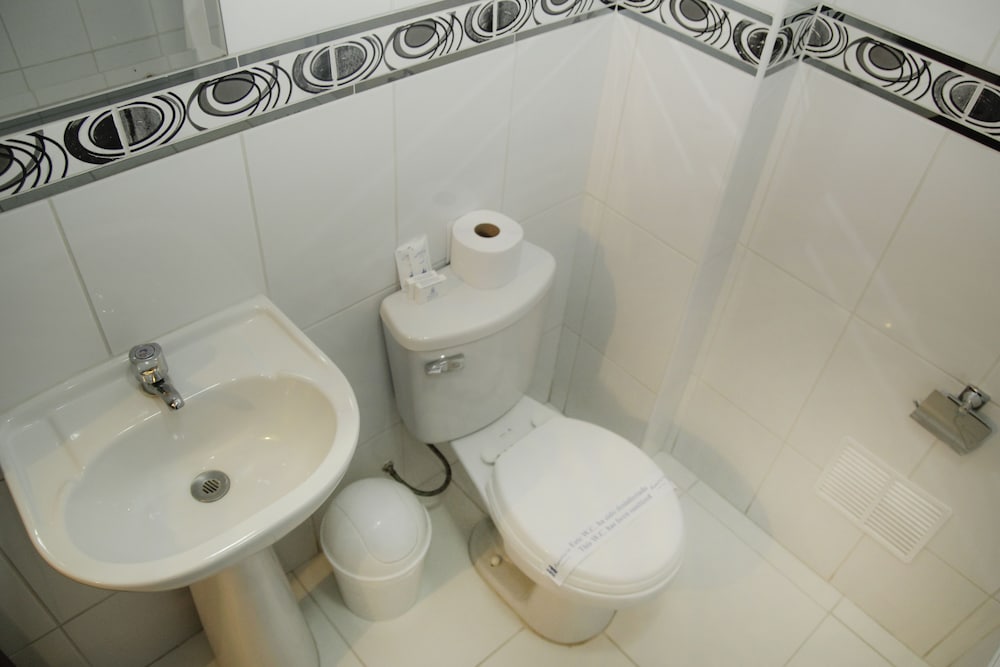 hotel manhattan inn airport