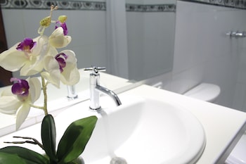 hotel manhattan inn airport