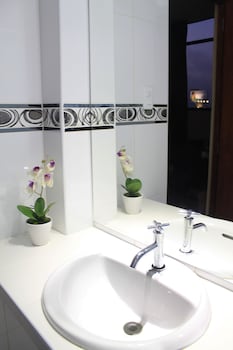 hotel manhattan inn airport