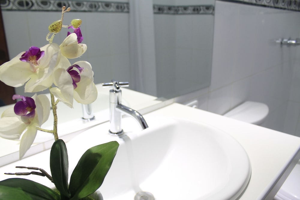 hotel manhattan inn airport