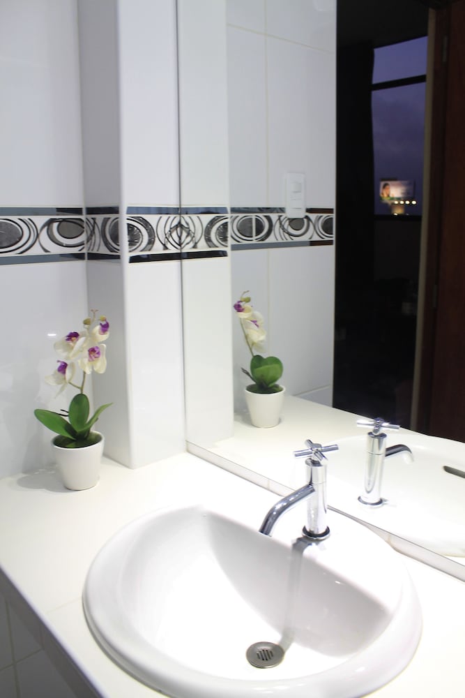 hotel manhattan inn airport