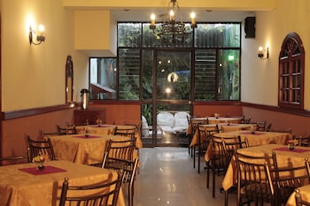 hotel manhattan inn airport