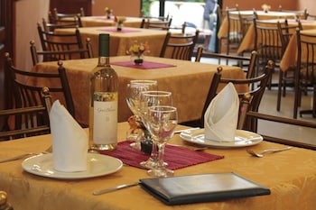 hotel manhattan inn airport