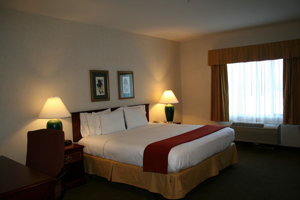 evergreen inn and suites