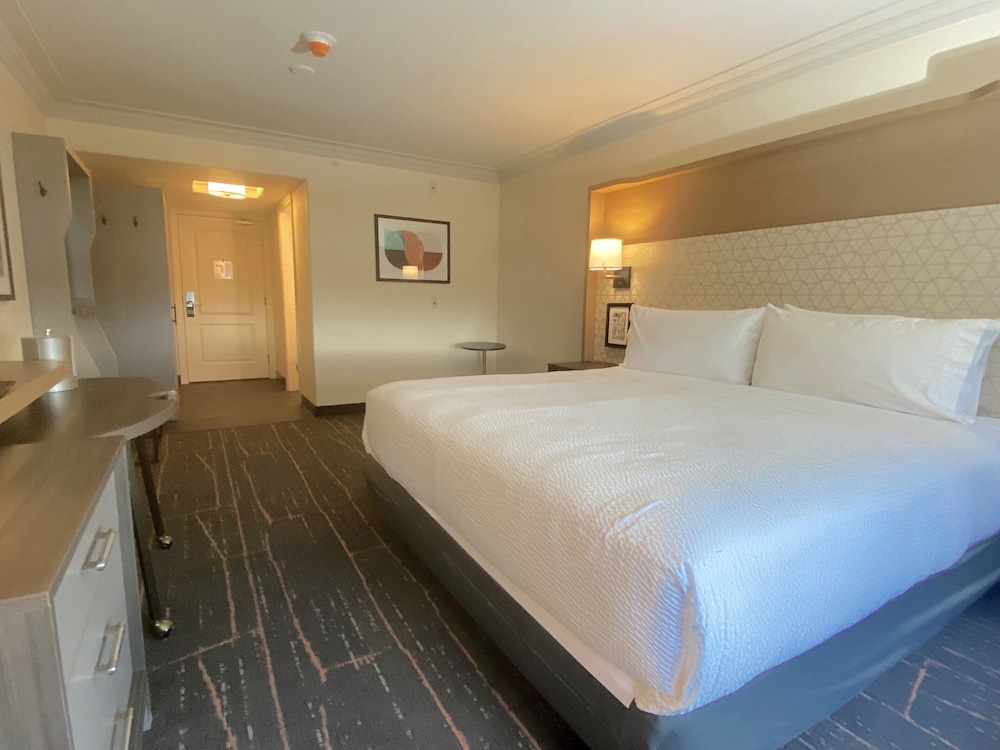 holiday inn victoria elk lake by ihg