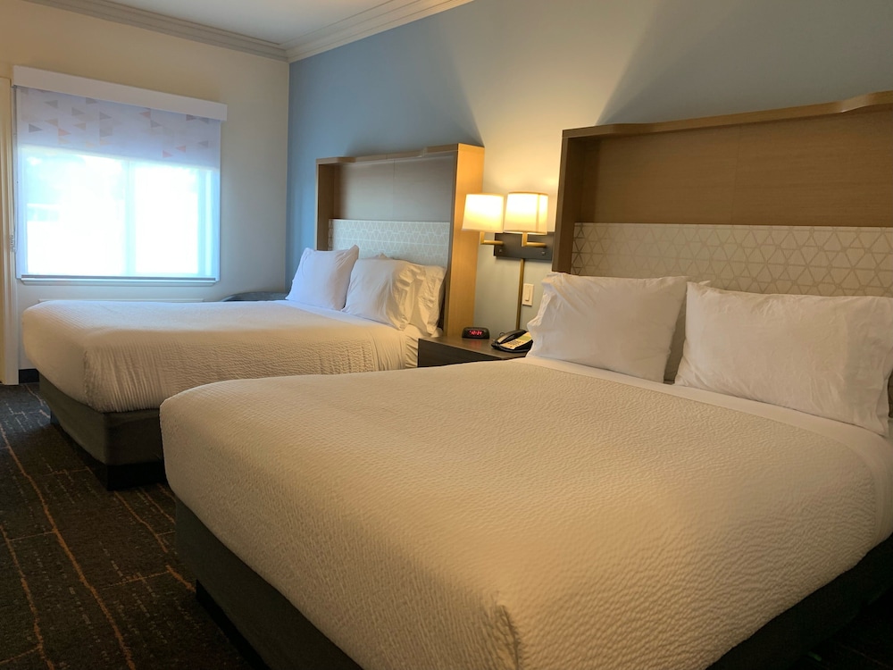 holiday inn victoria elk lake by ihg