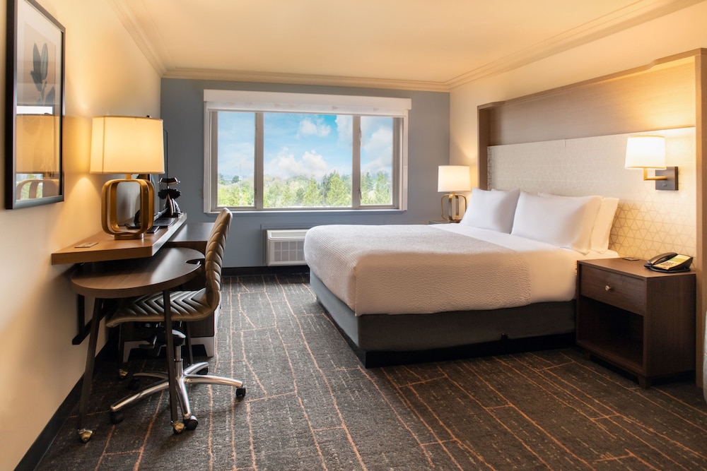 holiday inn victoria elk lake by ihg