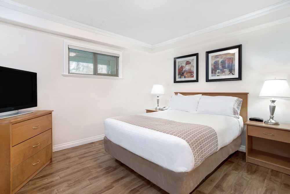 holiday inn victoria elk lake by ihg