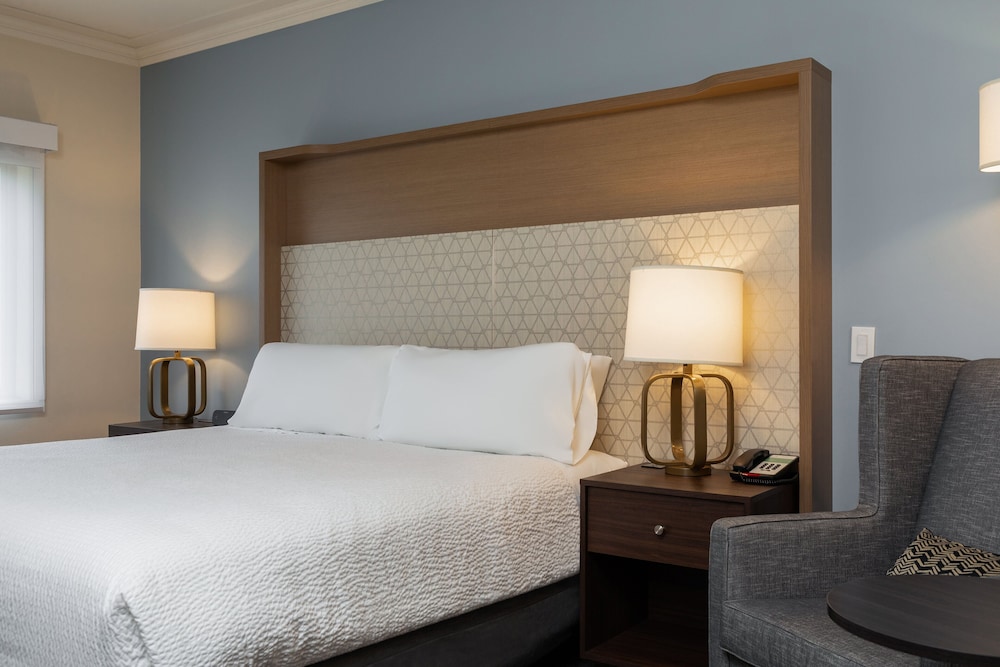 holiday inn victoria elk lake by ihg