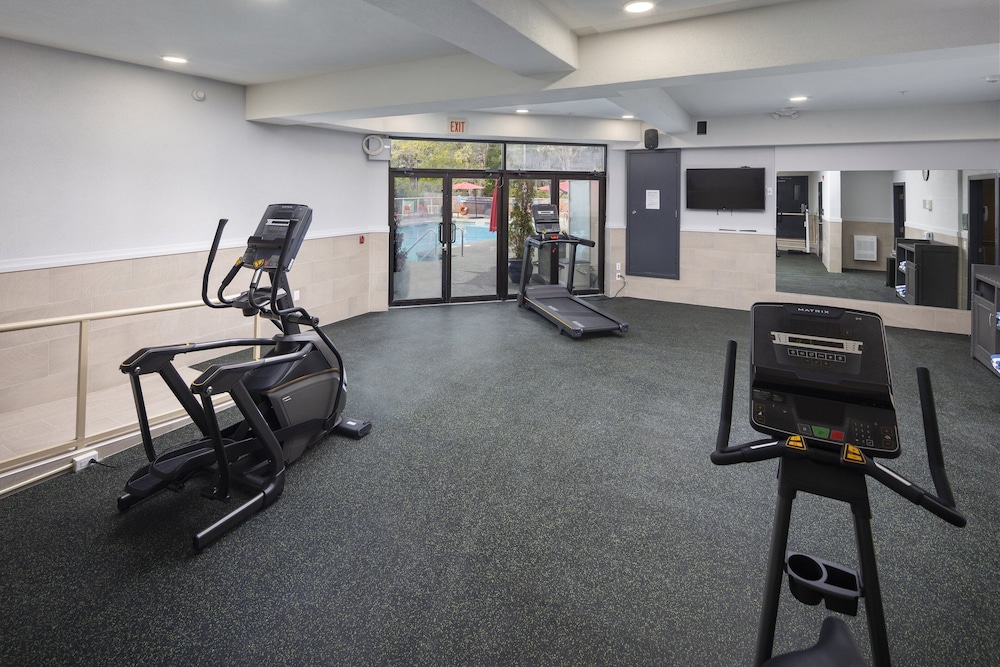 holiday inn victoria elk lake by ihg