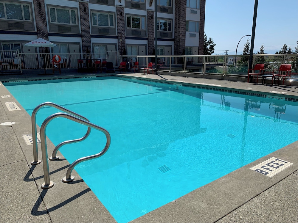 holiday inn victoria elk lake by ihg