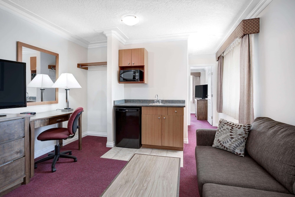 holiday inn victoria elk lake by ihg