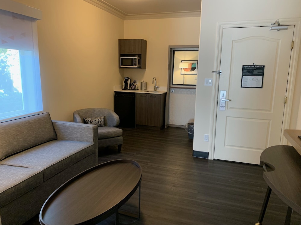 holiday inn victoria elk lake by ihg