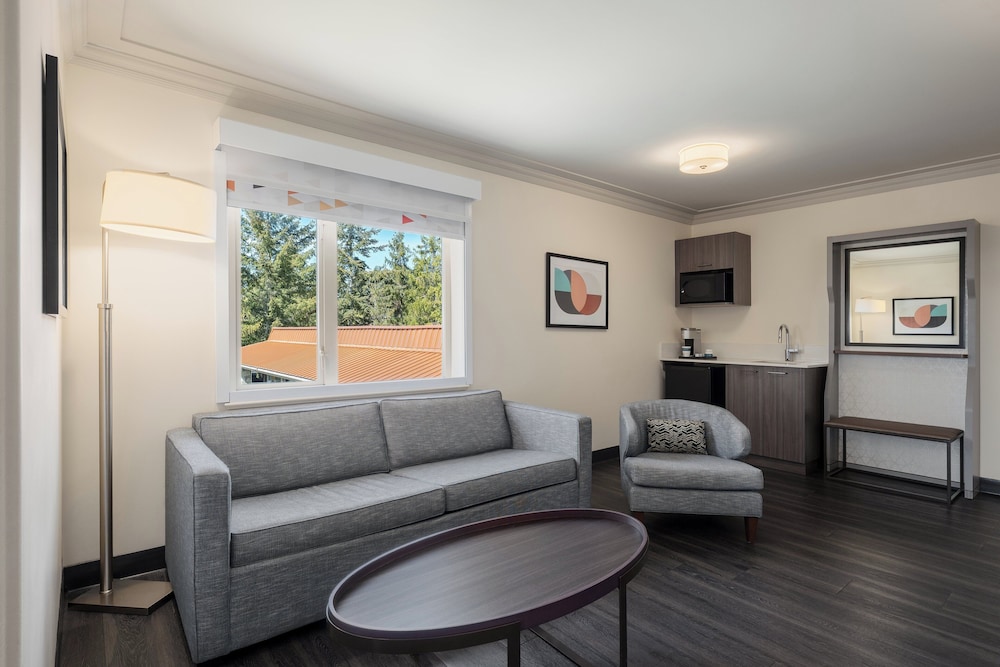 holiday inn victoria elk lake by ihg
