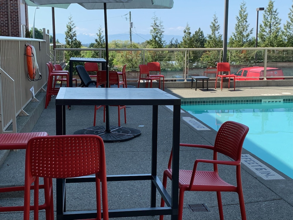 holiday inn victoria elk lake by ihg