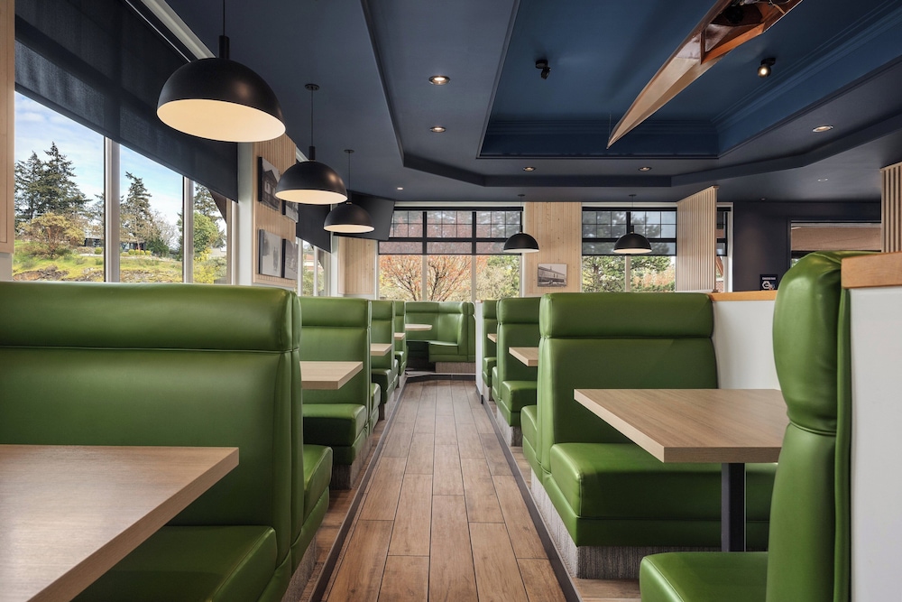holiday inn victoria elk lake by ihg