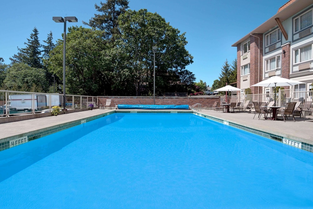holiday inn victoria elk lake by ihg