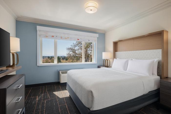 holiday inn victoria elk lake by ihg