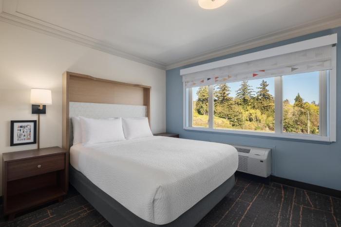 holiday inn victoria elk lake by ihg