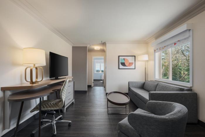 holiday inn victoria elk lake by ihg