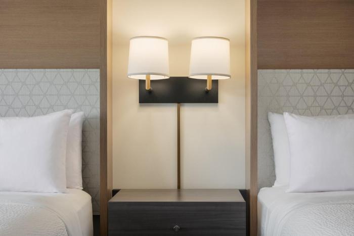 holiday inn victoria elk lake by ihg