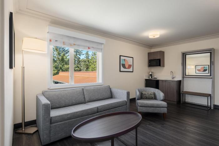 holiday inn victoria elk lake by ihg