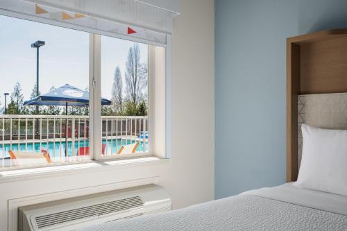 holiday inn victoria elk lake by ihg