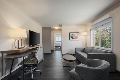 holiday inn victoria elk lake by ihg