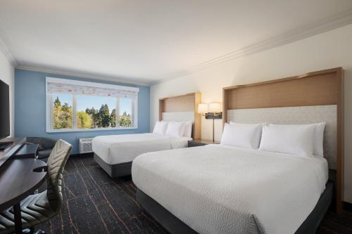 holiday inn victoria elk lake by ihg