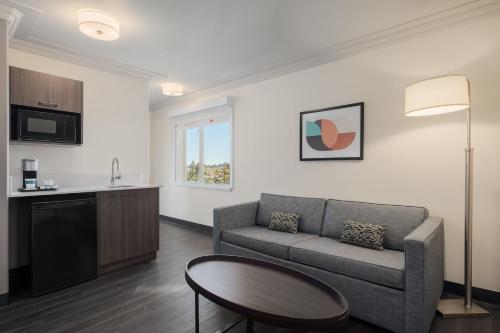 holiday inn victoria elk lake by ihg
