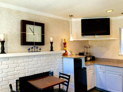 Pelican Inn Monterey, Ca,1182 Cass St, Monterey, Ca,2 star