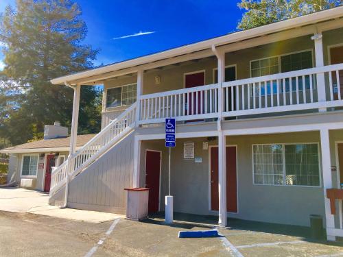 Pelican Inn Monterey, Ca,1182 Cass St, Monterey, Ca,2 star
