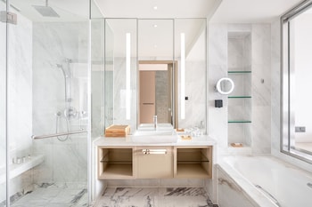 renaissance shanghai caohejing hotel