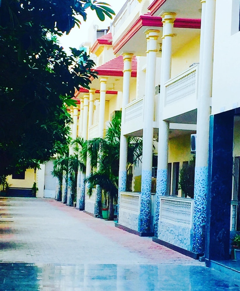 Hotel Kridha Residency,Rajpur Khadar,3 star