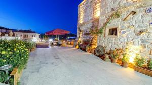 atax cave hotel