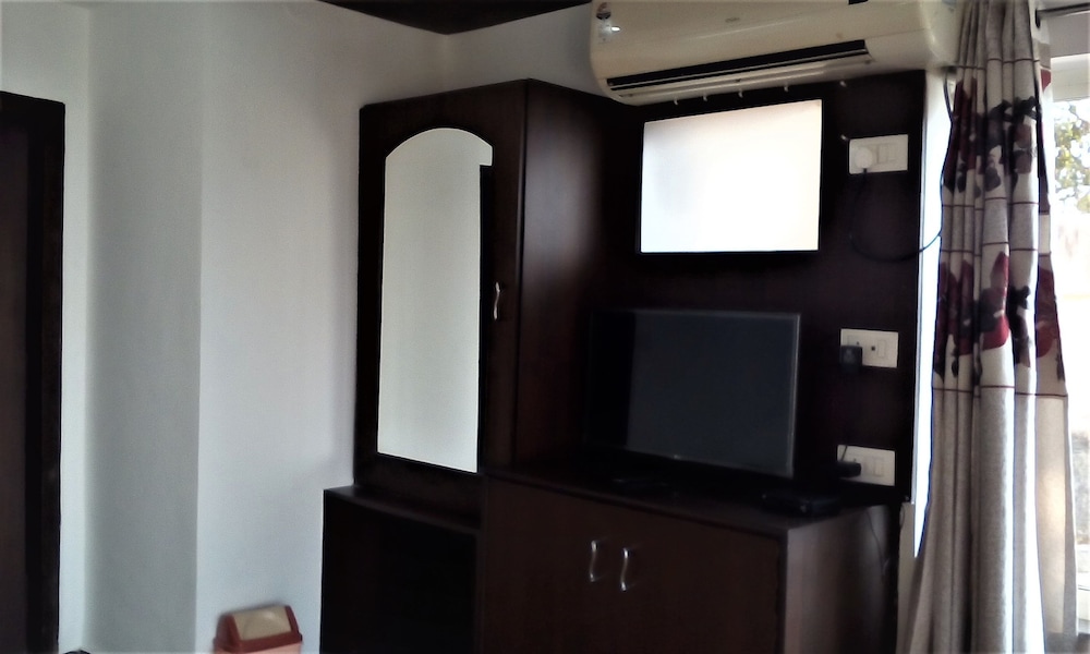 hotel ganesha inn ganga view