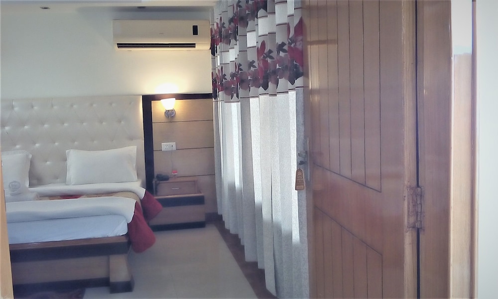 hotel ganesha inn ganga view