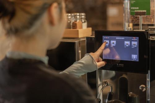 kindness hotel liouhe night market zhongzhen