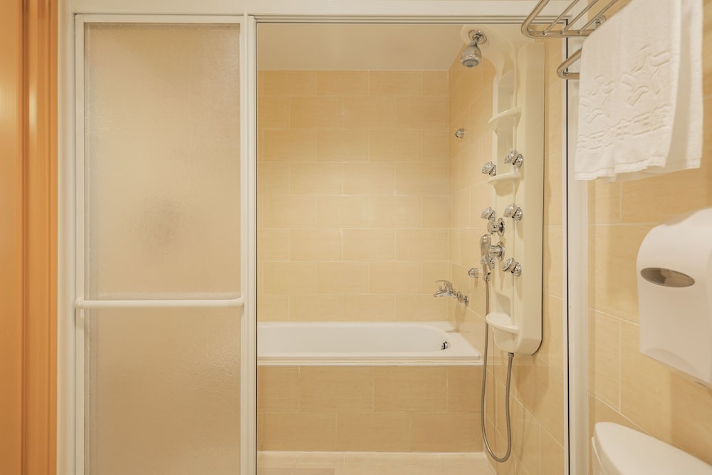 kindness hotel liouhe night market zhongzhen