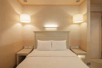 kindness hotel liouhe night market zhongzhen