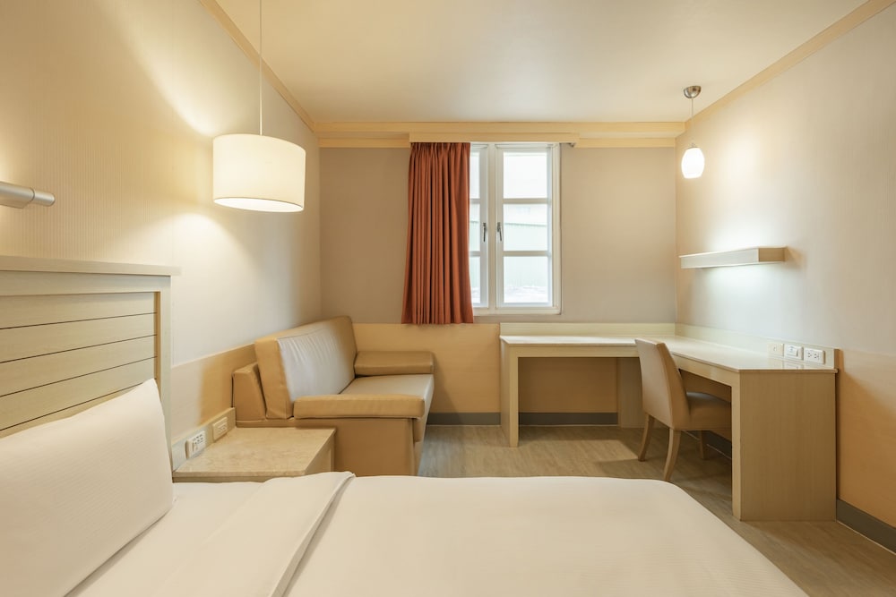 kindness hotel liouhe night market zhongzhen