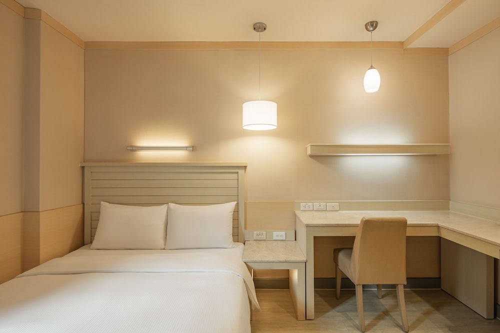 kindness hotel liouhe night market zhongzhen